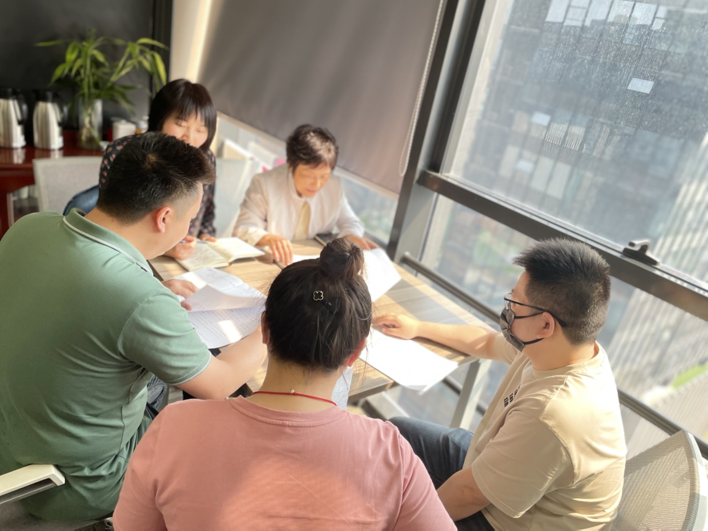 與相關(guān)部門座談 與相關(guān)部門座談