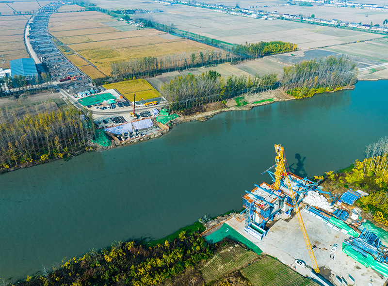 3、跨通榆河特大橋東主墩下部結(jié)構(gòu)施工結(jié)束，并完成制箱梁節(jié)段2個(gè)；西主墩樁基全部完成，即將開(kāi)始承臺(tái)施工.jpg