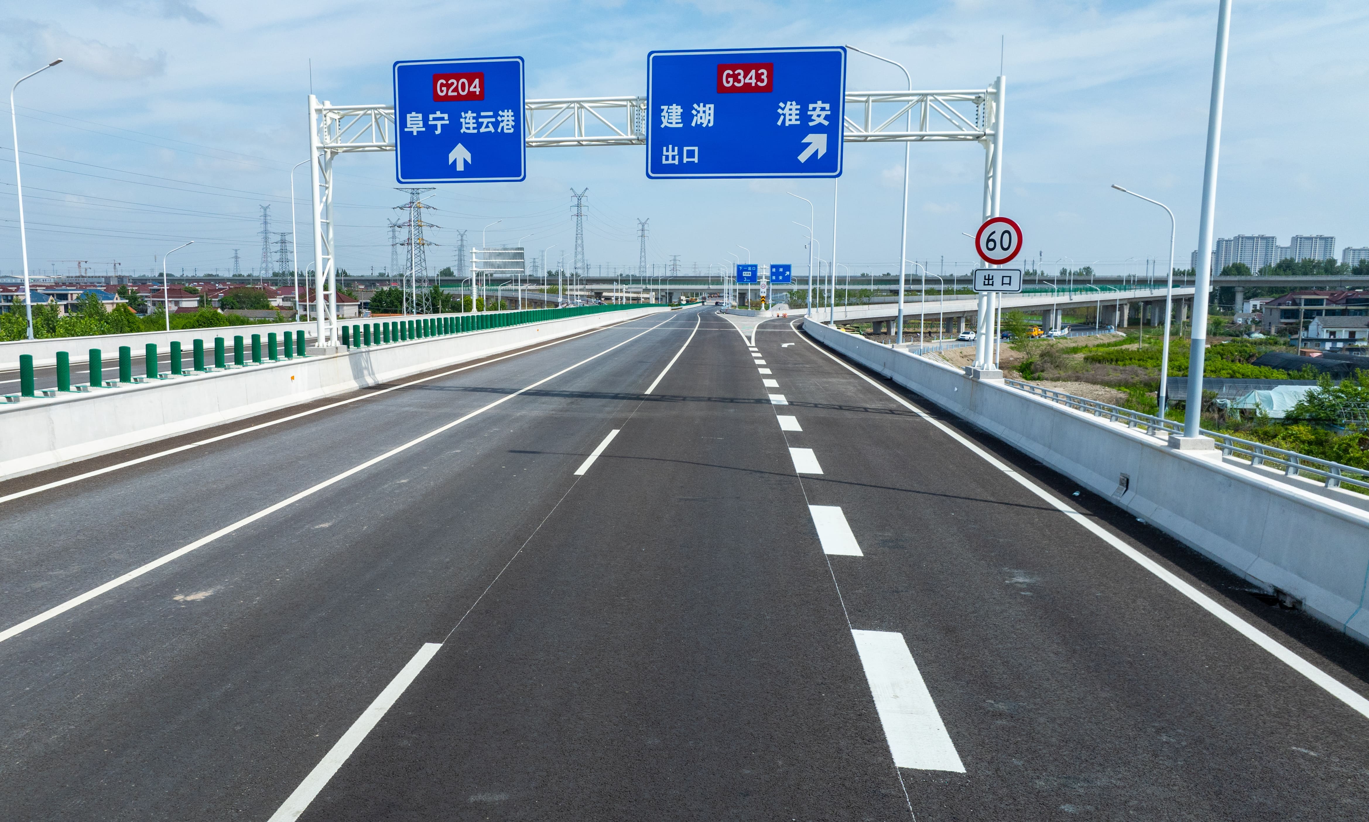 道路標(biāo)志標(biāo)牌基本安裝到位.jpg