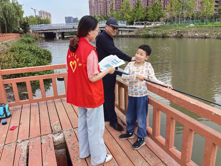 7月19日，三分公司黨支部組織黨員志愿者走進(jìn)金水灣社區(qū)開展以“志愿服務(wù)進(jìn)社區(qū)  護(hù)河愛水齊參與”為主題的環(huán)境保護(hù)志愿服務(wù)活動(dòng)，用實(shí)際行動(dòng)幫助社區(qū)做好轄區(qū)內(nèi)河道的環(huán)境衛(wèi)生整治工作。4.jpg