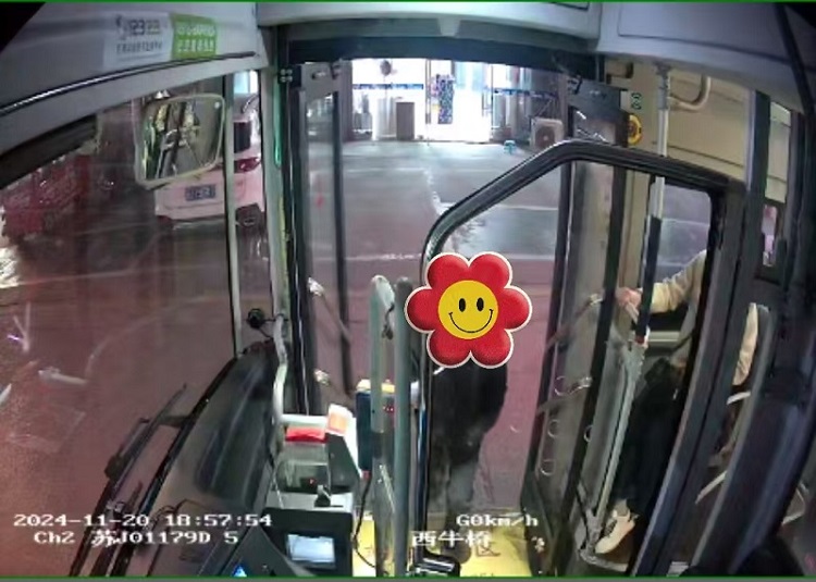 小女孩獨(dú)自坐車尋找.jpg