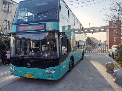 車輛放學(xué)后?？吭谟镭S實驗學(xué)校門口.jpg