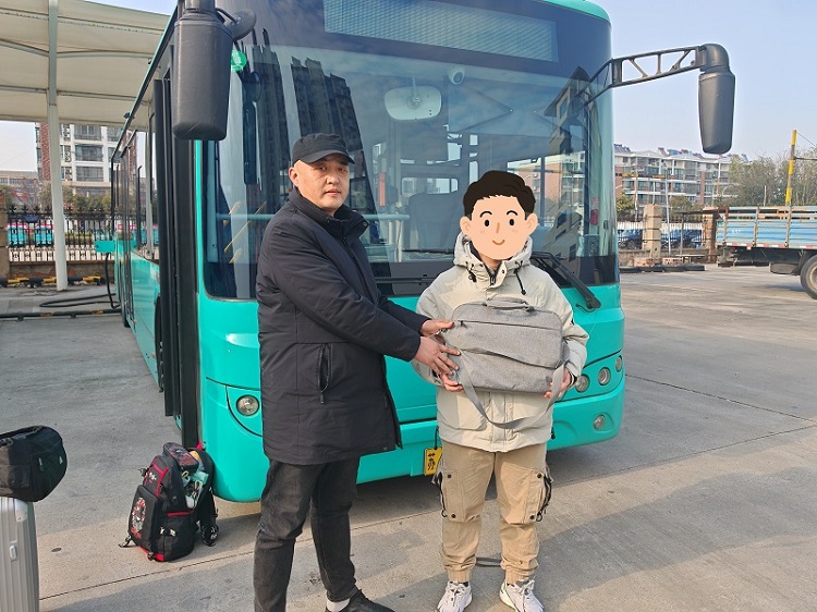 6-劉谷明歸還電腦.jpg 6-劉谷明歸還電腦.jpg