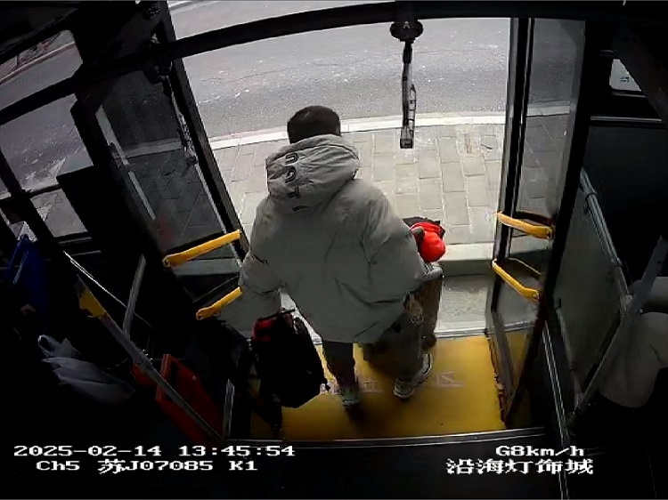 7-失主陳先生到站下車.jpg 7-失主陳先生到站下車.jpg